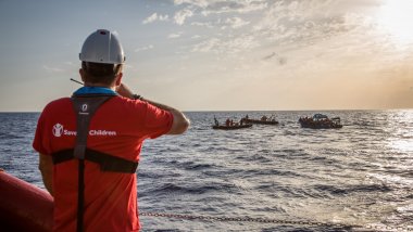 rescueatthesea-_el_equipo_de_save_the_children_preparado_para_llevar_acabo_una_operacion_de_rescate_en_el_mar_mediterraneo.jpg