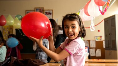 Niña con globo en una clase