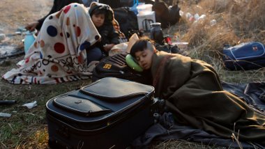 Niños refugiados durmiendo en el suelo