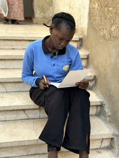 Niña sudanesa refugiada en Egipto mientras estudia