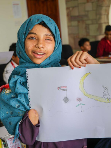 Maha, una niña yemení afectada por la explosión de una mina