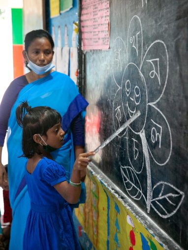 Amina, 6 años en su escuela en Bangladés