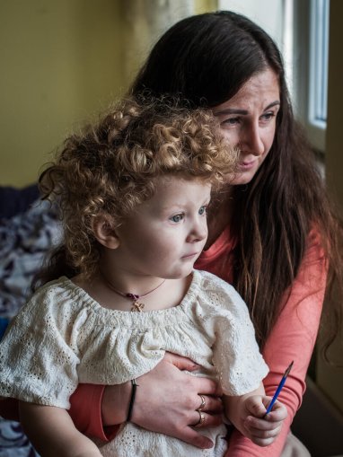 Elena, madre de Karina, con su hija pequeña