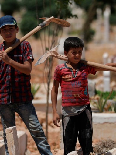 Niños cavando tumbas en Siria