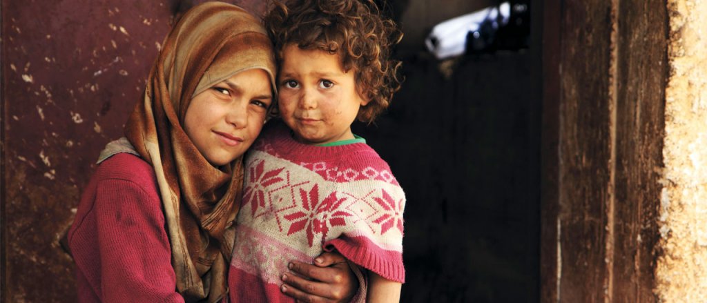 Zahara, de 11 años, con su hermana Fátima, de tres, en la puerta del refugio temporal